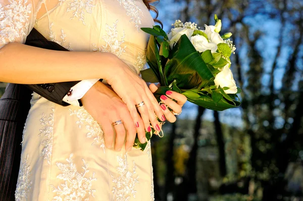 Bruid en bruidegom handen met bruiloft ringen — Stockfoto