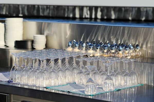 Empty glasses in the bar — Stock Photo, Image