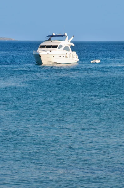 Yacht a motore di lusso su un mare — Foto Stock