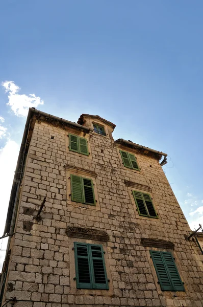 Edifícios antigos em Kotor cidade — Fotografia de Stock