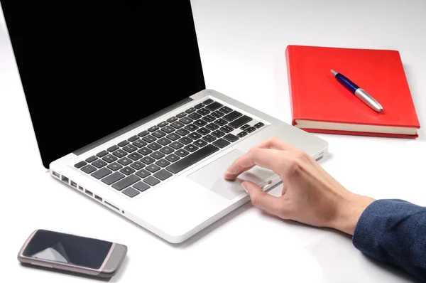 Mano maschile digitando sul computer portatile — Foto Stock