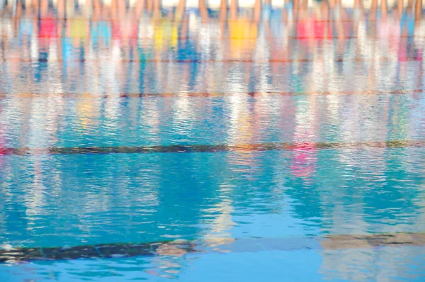 Weerspiegeling van in een zwembad — Stockfoto