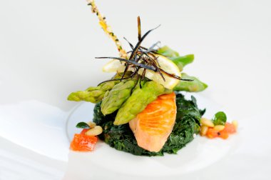 kuşkonmaz ve pazı ile ızgara somon