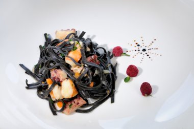 Deniz ürünleri ve sebze ile siyah makarna