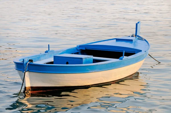 Old wooden rowboat — Stock Photo, Image