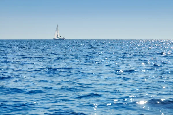 Segelboot am Horizont — Stockfoto