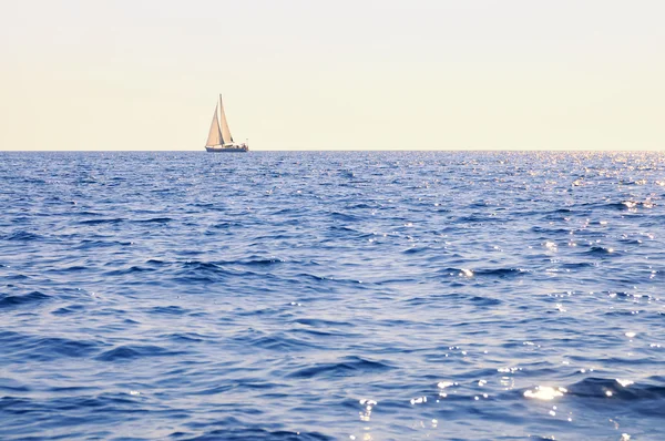 Purjevene avomerellä — kuvapankkivalokuva