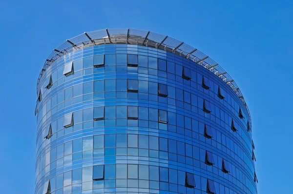 Mavi gökyüzü üzerinde modern bina — Stok fotoğraf