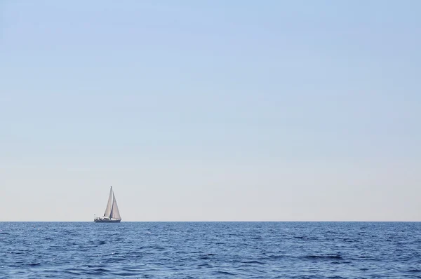 Segelbåt ensam på öppet hav — Stockfoto