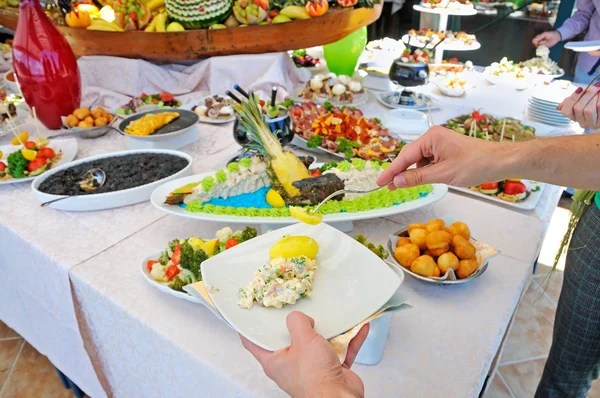 Люди питание шведский стол на открытом воздухе — стоковое фото