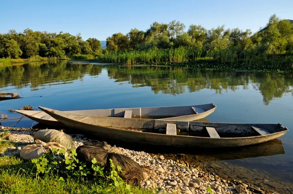 Сельские пейзажи с рекой и лодкой — стоковое фото