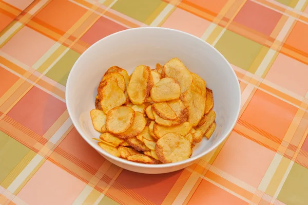 Zelfgemaakte aardappelen chips — Stockfoto