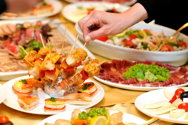 Humano levando comida na festa — Fotografia de Stock