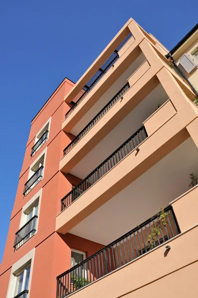 Edificio residenziale con cielo blu — Foto Stock