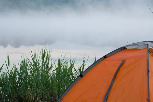 Göl kenarında kamp çadırı