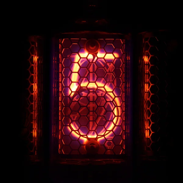 Der echte Nixie Tube Indikator für die Zahlen des Retro-Stils. Indikator leuchten mit einem magischen lila Rand. Ziffer 5 — Stockfoto