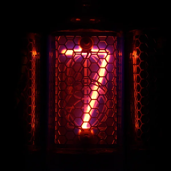 A számok a retro stílusú valódi nixie cső mutató. jelző fény, egy varázslatos lila szegélyeket. 7 számjegy — Stock Fotó