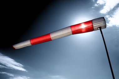 Rüzgar kol üzerinde mavi bir gökyüzü uçan