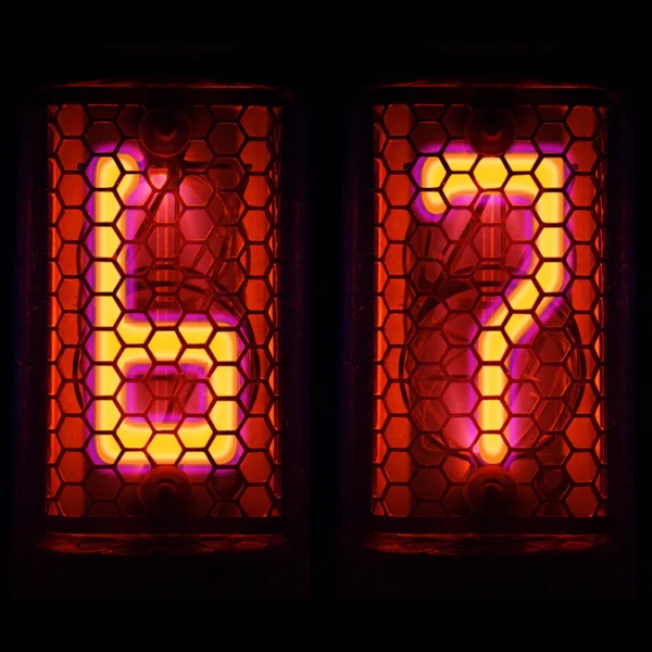 Der Nixie-Tube-Indikator für die Zahlen des Retro-Stils. Indikator leuchten mit einem magischen lila Rand. Ziffer 6,7 — Stockfoto