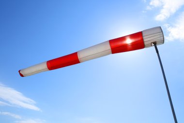 Rüzgar kol üzerinde mavi bir gökyüzü uçan