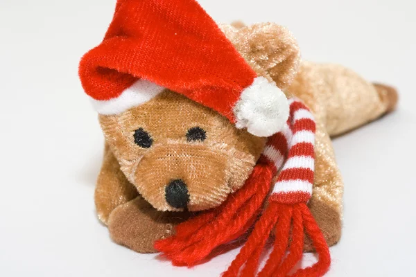 빨간 크리스마스 모자에서 장난감 곰 스톡 사진