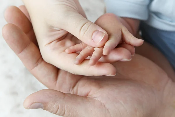 Händerna på mamma, pappa och baby — Stockfoto