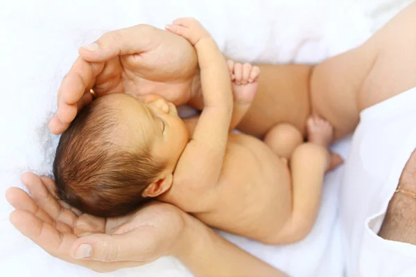 Baby in den Händen des Vaters — Stockfoto