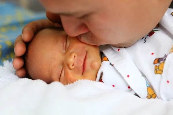 Pai beijando bebê — Fotografia de Stock