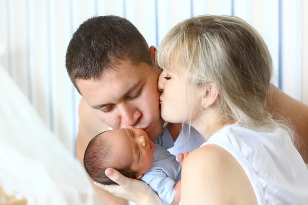 Gelukkige ouders en pasgeboren — Stockfoto