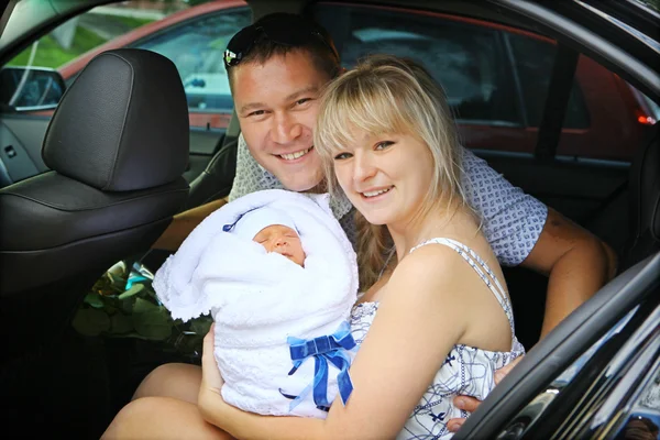 Lycklig familj med nyfödda — Stockfoto