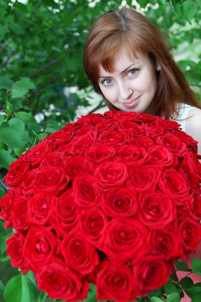 Hermosa mujer con rosas — Foto de Stock