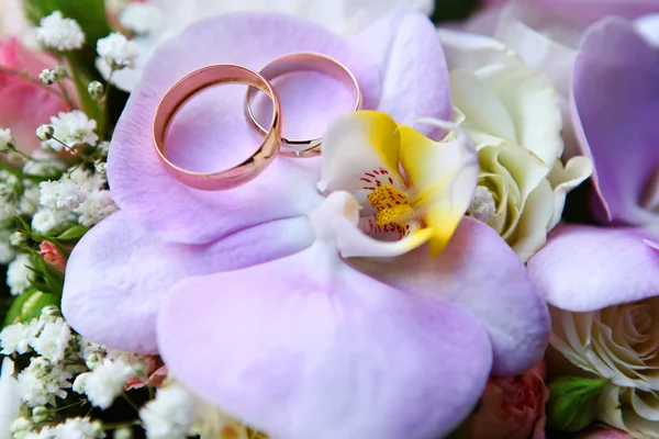 Anéis de casamento na orquídea — Fotografia de Stock