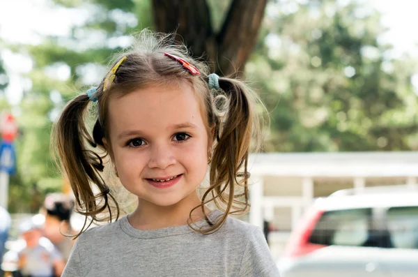 Smart liten flicka — Stockfoto