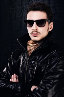 Zarif genç yakışıklı adam. Stüdyo moda portresi.
