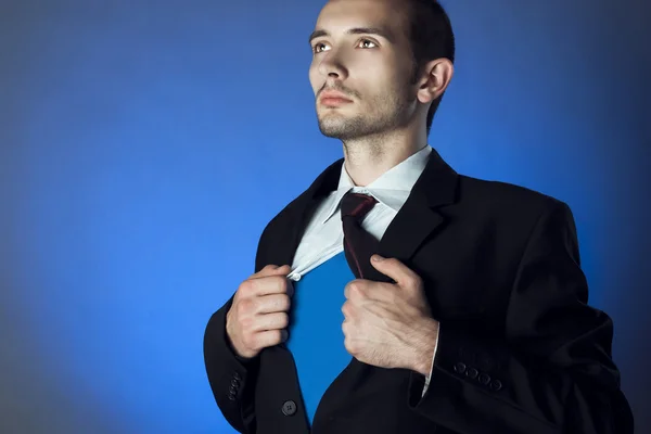 Hombre de negocios mostrando un traje de superhéroe debajo de su traje — Foto de Stock