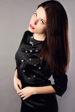 Şaşırtıcı kırmızı dudaklar ile güzel seksi kız