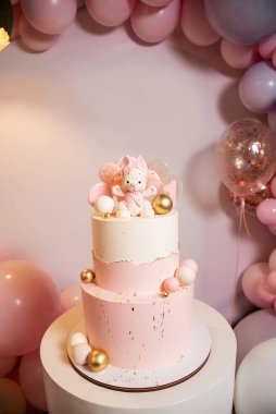 Balonların arka planında pembe pasta