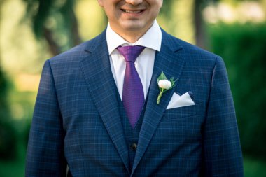 Damat kıyafeti ve kravat, yakın plan.