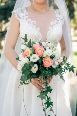 Gelin beyaz elbiseli, düğün çiçekli, yakın plan.