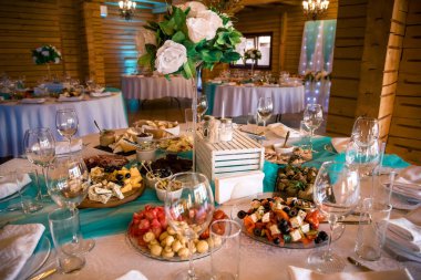 Şölende çikolata. Düğün masası şekerli, pastalı, pastalı, kekli, şekerli. Restoranda olay var.