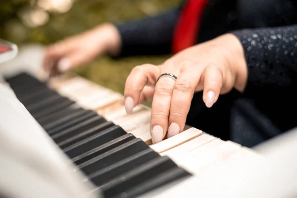 Close Female Hands Playing Piano — Stockfoto