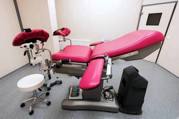 Modern Multifunctional Pink Gynecological Chair Center Room — Stock Photo, Image
