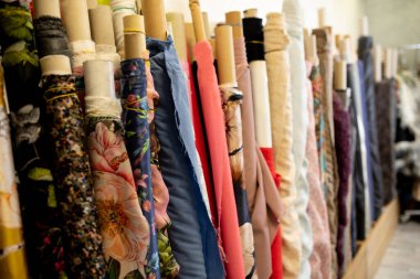 Kadife ve kadife kumaş örnekleri, çeşitli renkler, arka plan. Mobilyalar için iç kumaşın katalog ve kumaş tonu, yakın çekim. Renkli kumaş koleksiyonu.