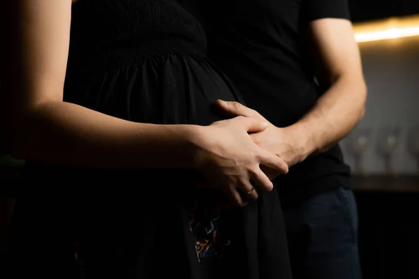 Mãos Tronco Uma Mulher Grávida Seu Marido Isolado Fundo Estúdio — Fotografia de Stock