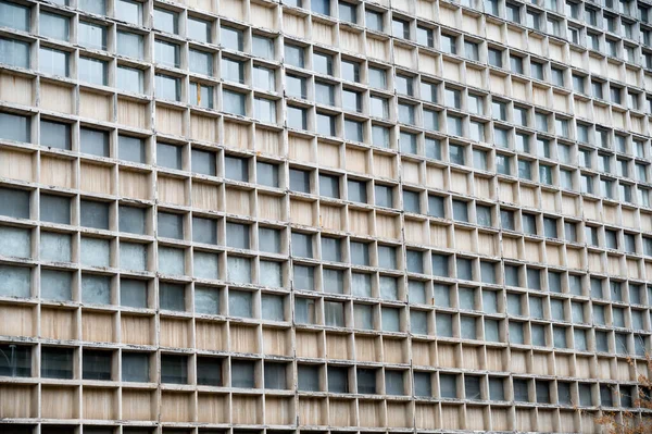 도시의 비즈니스 마천루의 사각형 건물에 발코니 새로운 이웃에 아파트 건물입니다 — 스톡 사진