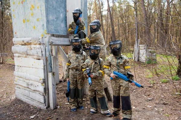 Several Children Machine Guns Paintball Masks Play War — Zdjęcie stockowe