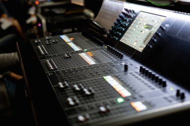 Bir mikserin başında, liderini yönetiyor.