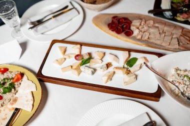 Dilimlenmiş peynir çeşitli türü. Seçici odak