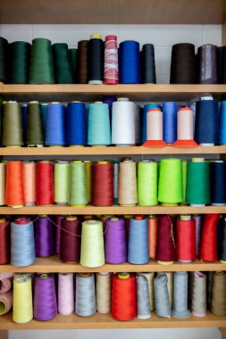 İplikler dikiliyor Çok renkli arkaplan yakın plan