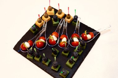 Güzel yemek Ziyafet tablo farklı yemek aperatifler ve mezeler sandviç, havyar, kurumsal parti olay veya düğün kutlama taze meyve ile dekore edilmiş